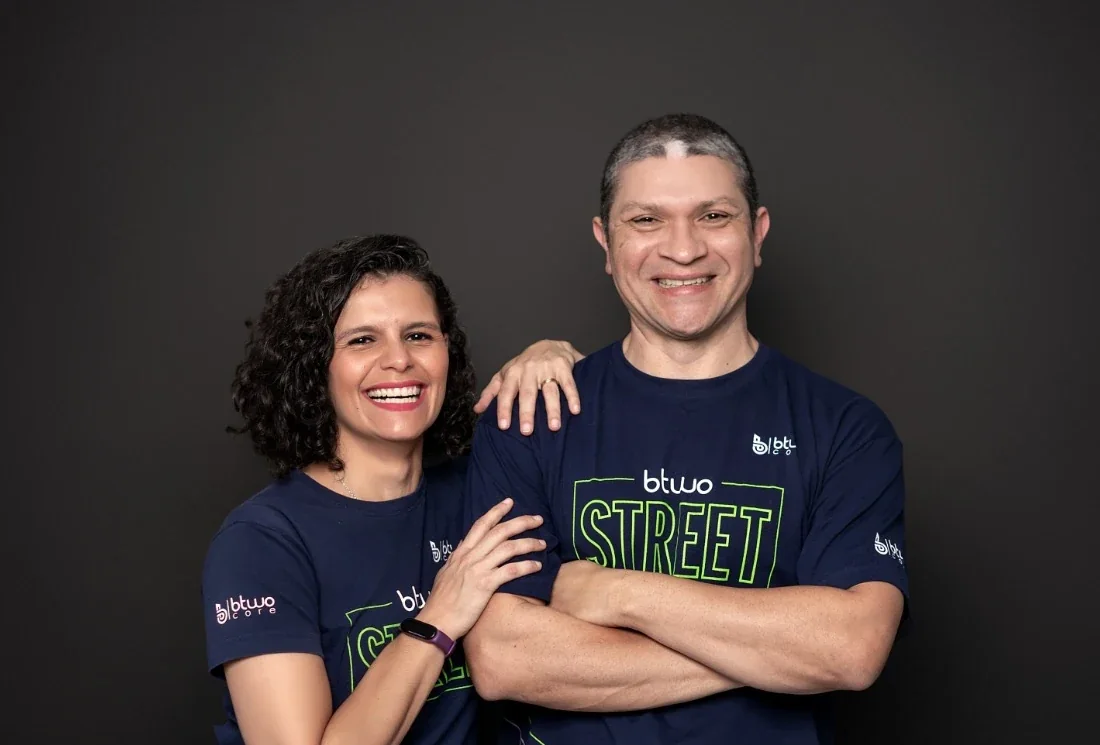 Carolina Bettio e Ricardo de Campos Oliveira, fundadores da Btwo Core, sorrindo lado a lado